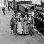 854218 Afbeelding van enkele gekostumeerde personen bij de stoomlocomotief De Arend in het Spoorwegmuseum te Utrecht.